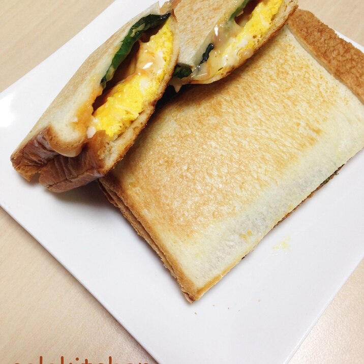 ホットサンド〜卵・チーズ・バジル〜